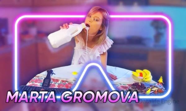 SLR, Dreamcam: Marta Gromova - Blonde Babe Eating And Stripping In Kitchen (35091) [Oculus Rift, Vive | SideBySide] [2622p]